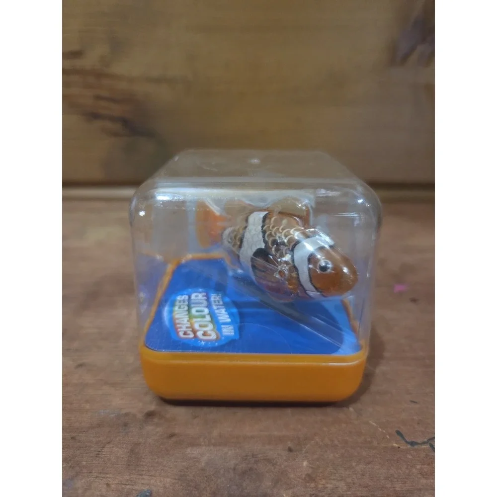 ZURU Robo Alive Robotic Swimming Fish New Water Activated Orange ZB3
